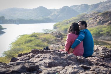 Çiftler kaliteli zaman geçirir ve Göl Manzaralı Dağ Sükuneti 'ni kucaklarlar