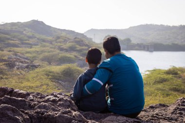 Baba ve Oğul Göl Manzaralı Dağ Tepesinde Kaynaşıyor