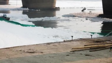 Kirli nehir, endüstriyel ve yerli akışkan maddelerle dolu. Sabahleyin yamuna Nehri Okhla Barrage Delhi Hindistan 'da çekiliyor..