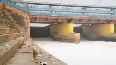 Yerel ve endüstriyel sıvılarla kirlenmiş nehir yaylım ateşinden geçen zehirli köpük ile yamuna Nehri Okhla Barrage Delhi Hindistan 'da çekildi..