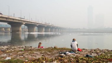 Zehirli Köpükle dolu Kirli Nehir 'de sisli Sabah videosu yamuna Nehri Okhla Barrage Delhi Hindistan' da çekiliyor..