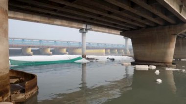 Çağdaş Yol Köprüsü Zehirli Köpükle kaplı Nehir sisli sabah videosu yamuna nehri okhla barrage delhi Hindistan 'da 4 Kasım 2024 tarihinde çekilmiştir..