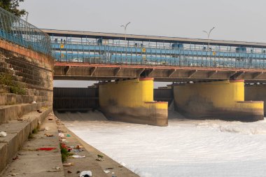 Yerel ve endüstriyel sıvılarla kirlenmiş nehir yaylım ateşinden geçen zehirli köpük görüntüsü yamuna Nehri Okhla Barrage Delhi Hindistan 'da çekilmiştir..