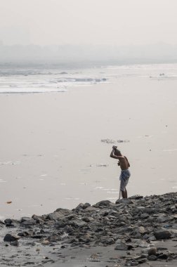 Kirli Nehirde sisli bir şekilde zehirli köpükle yıkanan izole bir adam yamuna Nehri Okhla Barrage Delhi Hindistan 'da sabah görüntüsü alındı..