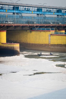 Kirli nehir, endüstriyel ve yerli akışkan maddelerle dolu zehirli köpük ve yol köprüsü sabah videosu yamuna River okhla barrage delhi lndia 'da çekilmiştir..