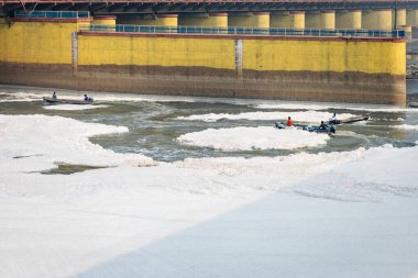 Yamuna Nehri Okhla Barrage Delhi Hindistan 'da 4 Kasım 2024' te çekilen sürat teknesi videosuyla kirlenmiş nehrin zehirli köpüğü endüstriyel ve yerel akışkanlar..