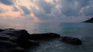 Düz açıyla çekilen video Kala Pathar Sahili 'nde Andaman ve Nicobar Adaları' nda çekildi..