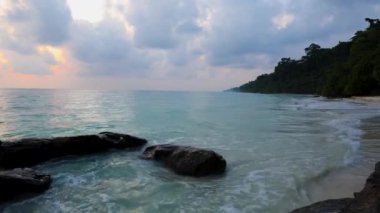 Kala Pathar Sahili 'nde Andaman ve Nicobar Adaları' nda gün doğumundan gün doğumuna kadar dramatik bir şekilde gün doğumu görüntüsü çekildi..