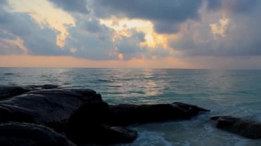 Kala Pathar Sahili 'nde Andaman ve Nicobar Adaları' nda sabah videosu çekiliyor..