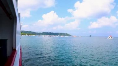 Andaman ve Nicobar Adaları 'ndaki Havelock Adası İskelesi' nde çekilen düz açılı videodan sabah açık mavi gökyüzüyle deniz kıyısına demir atmış küçük gemiler görülüyor..