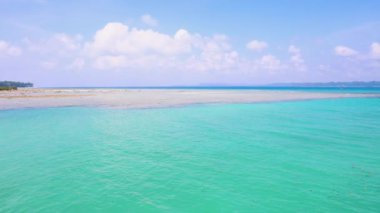 Neil Adası, Andaman ve Nicobar Adaları 'nda Mangrove Gökyüzü Altında Mavi Deniz Sahil Hattı.
