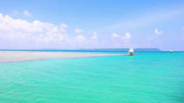 Andaman ve Nicobar Adaları 'ndaki Neil Adası' nda Temiz Su ve Parlak Gökyüzü Sahil Sahnesi.
