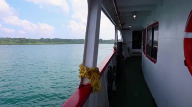 Gün ışığında gemi gözlem galerisinden sakin deniz manzarası