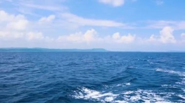 Güneşli bir günde parlak mavi gökyüzü ile el değmemiş deniz manzarası