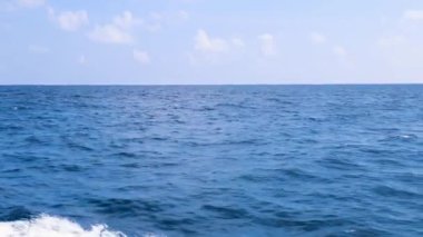 Parlak mavi gökyüzü manzaralı sakin okyanus yüzeyi