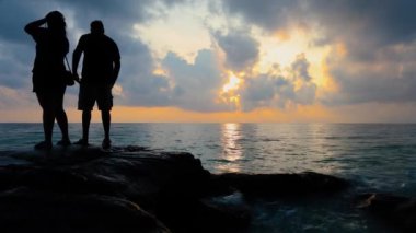 Kala Pathar Plajı Andaman ve Nicobar Adaları 'nda deniz ufku ve dramatik gündoğumu ile selfie için poz veren evli çift görülüyor..