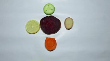 Beyaz arka planda taze çiğ zerdeçal, pancar, limon, salatalık ve zencefil.