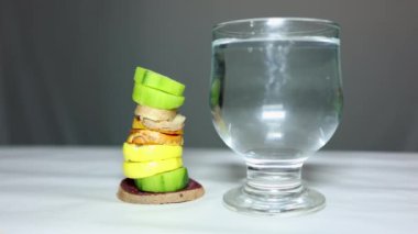 Bir bardak dolusu taze zerdeçal, pancar, limon, salatalık ve zencefilli su.