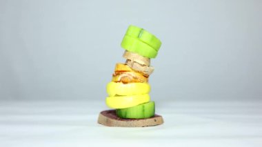 Yığılmış Taze Turmerik Dilimleri, Pancar Kökü, Limon, Salatalık ve Beyaz Arkaplanda Zencefil