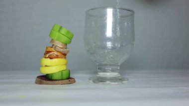 Bir bardak dolusu taze zerdeçal, pancar, limon, salatalık ve zencefilli su.