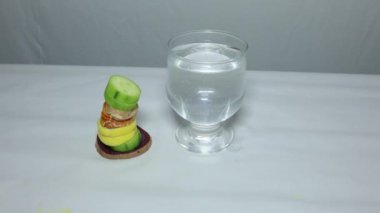 Bir bardak dolusu taze zerdeçal, pancar, limon, salatalık ve zencefilli su.