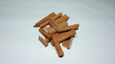 Beyaz arka planda yeni izole edilmiş tarçın çubuğu.