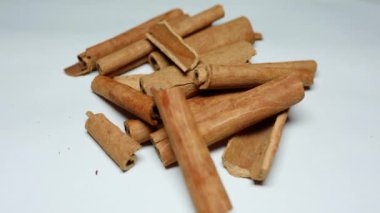 Beyaz arka planda yeni izole edilmiş tarçın çubuğu.