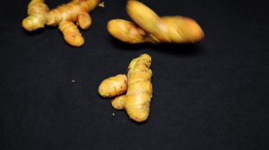 Stüdyo Çekiminde Siyah Yüzeye Taze Ham Zerdeçal Düşüşü