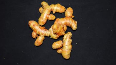 Siyah arka planda taze ham zerdeçal yakın çekim stüdyosu