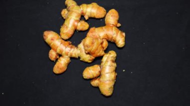 Siyah arka planda taze ham zerdeçal yakın çekim stüdyosu