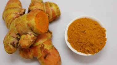 Bulanık Beyaz Arkaplan Stüdyolarında Toz Yakın Çekimi ile Taze Raw Zerdeçal