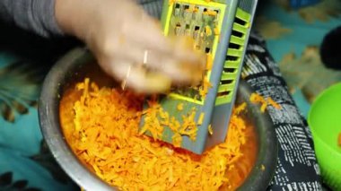 Grating Taze Raw Turmeric 'in Yakın Çekimi ve Hand Stüdyosu