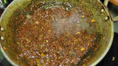 Pan Close-Up Stüdyosunda taze ızgara zerdeçal pişirme ve kızartma