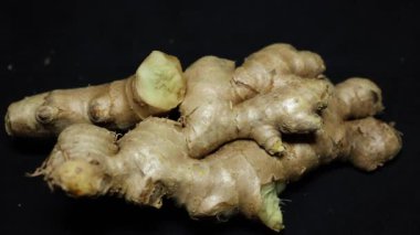 Siyah arka planda taze, zencefilli yakın çekim stüdyosu.