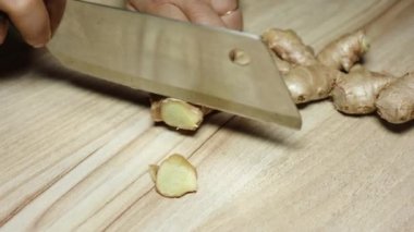 Taze çiğ zencefil doğrama Tahtaya yakın çekim Arka plan stüdyosu çekim