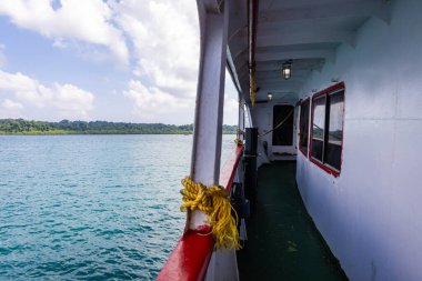 Gün ışığında sakin deniz manzaralı gemi gözlem galerisi