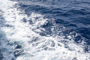 Sakin denizi kesen gemi suyu izleri.