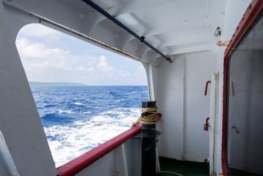 Gün ışığında geminin gözlem galerisinden sakin deniz manzarası