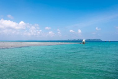 Temiz Su ve Parlak Gökyüzü görüntüsü Andaman ve Nicobar Adaları 'ndaki Neil Adası' nda çekilmiştir..