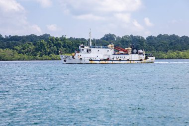 Adanın kıyı şeridi boyunca canlı bir sabah gökyüzü görüntüsü taşıyan yolcu gemisi 13 Kasım 2024 'te Havelock Adası' nda ve Nicobar Adaları 'nda çekildi..
