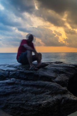 Tecrit edilmiş yaşlı adam illüzyonu etkisi uzun süre bulanıklık yaratır deniz ufkunda dramatik gündoğumu gökyüzü