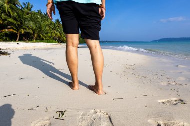 İzole edilmiş kız ayak görüntüsü el değmemiş Sandy Sahili 'nde Sabah dalgalarıyla