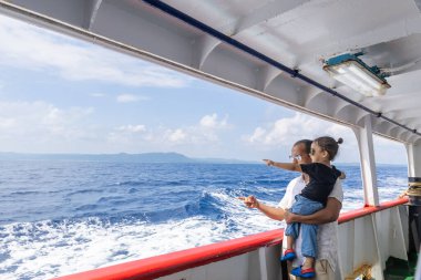 Baba ve oğlu gün ışığında gemi gözlem galerisinden deniz manzarasının keyfini çıkarırken Andaman ve Nicobar Adaları 'ndaki Havelock Adası' na giden feribot penceresinden çekilir.