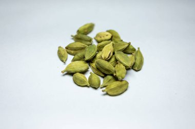 İzole edilmiş taze kakule beyaz arka plan stüdyo çekimine yakın çekim