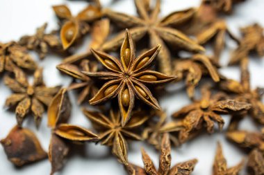 Taze yıldız anason beyaz arkaplan stüdyo çekimine yakın çekim
