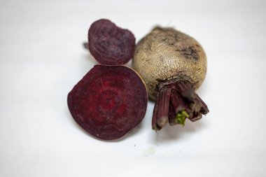 Bulanık beyaz arka planda taze pancar dilimi yakın plan stüdyo çekimi