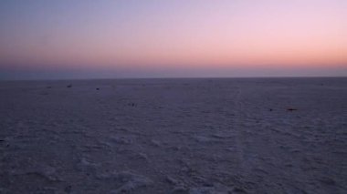 Beyaz tuz düzlükleri çöl dramatik turuncu gündoğumu gökyüzü şafak vakti beyaz tuz düzlükleri dramatik turuncu güneş doğumu gökyüzü video dhordo kutch beyaz rann gujrat Hindistan 'da çekilmiştir..