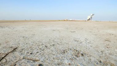 Beyaz tuz düzlükleri çöl sabah mavi gökyüzü beyaz tuz düzlükleri çöl dramatik turuncu gündoğumu gökyüzü şafak vakti video çekilir dhordo kutch beyaz rann gujrat Hindistan 'da.