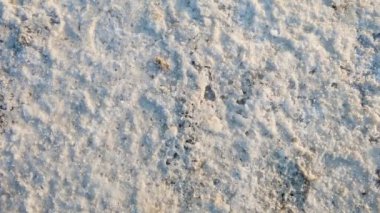 Beyaz tuz tabakaları sabah beyaz tuz düzlüklerini, beyaz tuz düzlüklerini, dramatik turuncu gündoğumu gökyüzünü, şafak vakti görüntüsünü, Dhordo Kutch White Rann Gujrat Hindistan 'da çeker..