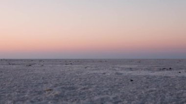 Beyaz tuz düzlükleri çöl dramatik turuncu gün batımı gökyüzü dhordo kutch beyaz rann gujrat Hindistan 'da çekilir..